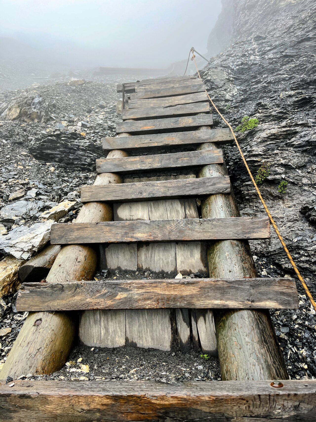 Ab hier geht der Pfad ziemlich geradeaus hoch zum Hohtürlipass und nur die allerwenigsten werden hier ohne Unterstützung der Wanderstöcke laufen! Am heutigen Tag treffen wir unterwegs nur wenig andere Wanderer - an einem sonnigen Tag ist auf dieser sehr beliebten Wanderung unglaublich viel los.