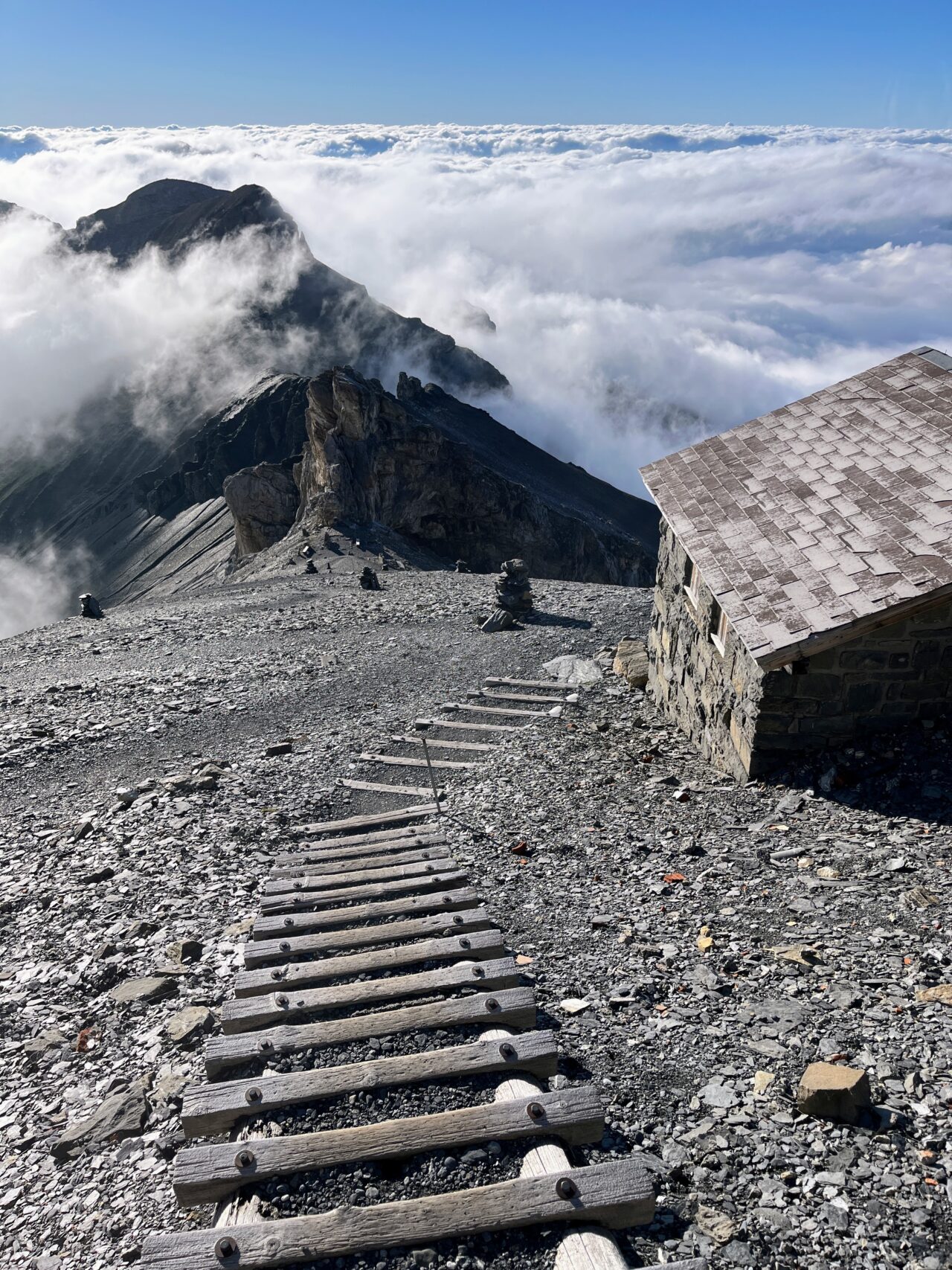 Auf der Hütte angekommen beziehen wir unser Zimmer (es hat mehrere Schlafsäle) und gönnen uns den obligatorischen Hüttenkuchen. Wir sind froh, dass wir die Etappe unterbrochen haben und heute nicht mehr absteigen müssen. Immer wieder schauen wir aus dem Fenster und plötzlich lichtet sich der Nebel und wir haben einen strahlend blauen Himmel vor uns - wow! Sofort werden die Schuhe nochmal angezogen und wir gehen los in Richtung Gletscher. Diesen haben wir nach ungefähr 10 Minuten erreicht und 2 aus unserer Gruppe sind zum ersten Mal auf einem Gletscher. Wir wagen uns ein paar Meter aufs Eis und hören dem Gluckern des Gletscherbaches zu.