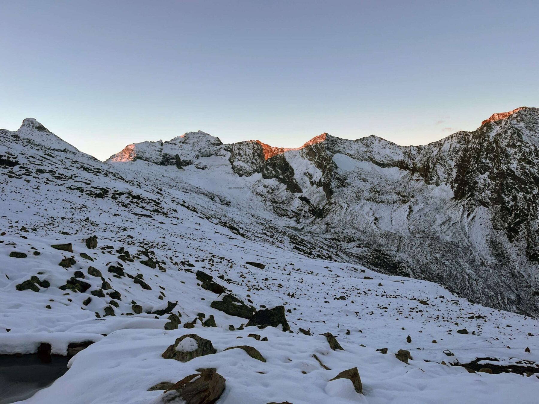 wanderung_saaser_huettentour_tag_2_almagellerhuette_britanniahuette_