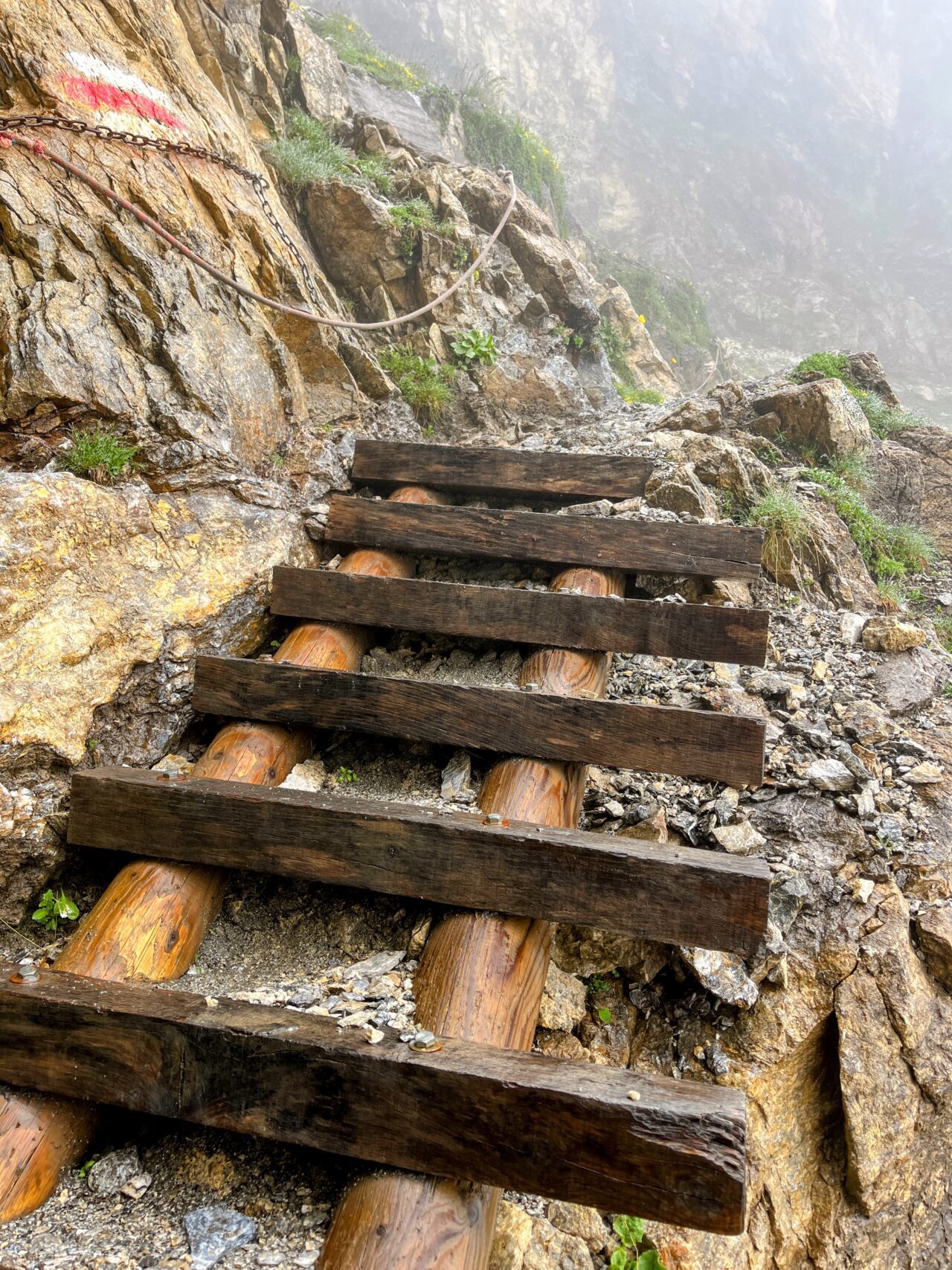 Ab hier geht der Pfad ziemlich geradeaus hoch zum Hohtürlipass und nur die allerwenigsten werden hier ohne Unterstützung der Wanderstöcke laufen! Am heutigen Tag treffen wir unterwegs nur wenig andere Wanderer - an einem sonnigen Tag ist auf dieser sehr beliebten Wanderung unglaublich viel los.