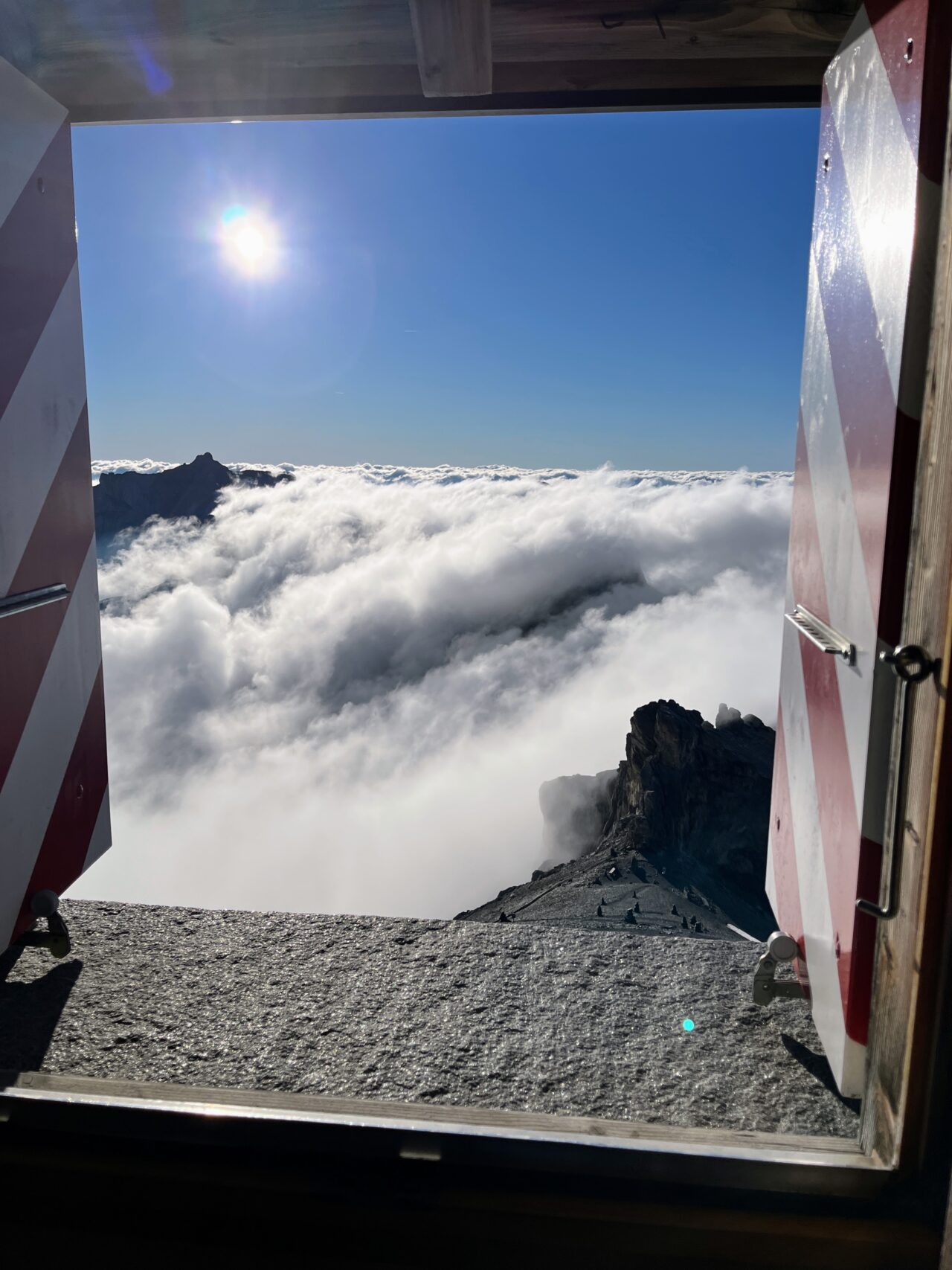 Auf der Hütte angekommen beziehen wir unser Zimmer (es hat mehrere Schlafsäle) und gönnen uns den obligatorischen Hüttenkuchen. Wir sind froh, dass wir die Etappe unterbrochen haben und heute nicht mehr absteigen müssen. Immer wieder schauen wir aus dem Fenster und plötzlich lichtet sich der Nebel und wir haben einen strahlend blauen Himmel vor uns - wow! Sofort werden die Schuhe nochmal angezogen und wir gehen los in Richtung Gletscher. Diesen haben wir nach ungefähr 10 Minuten erreicht und 2 aus unserer Gruppe sind zum ersten Mal auf einem Gletscher. Wir wagen uns ein paar Meter aufs Eis und hören dem Gluckern des Gletscherbaches zu.