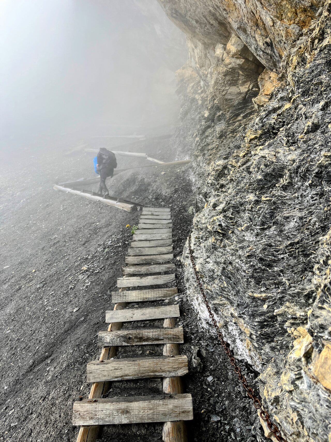 Ab hier geht der Pfad ziemlich geradeaus hoch zum Hohtürlipass und nur die allerwenigsten werden hier ohne Unterstützung der Wanderstöcke laufen! Am heutigen Tag treffen wir unterwegs nur wenig andere Wanderer - an einem sonnigen Tag ist auf dieser sehr beliebten Wanderung unglaublich viel los.