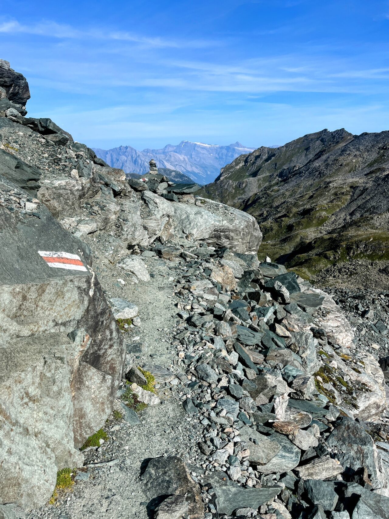 wanderung_alpenpaesseweg_etappe_29_cabane_de_prafleuri_cabane_de_louvie_