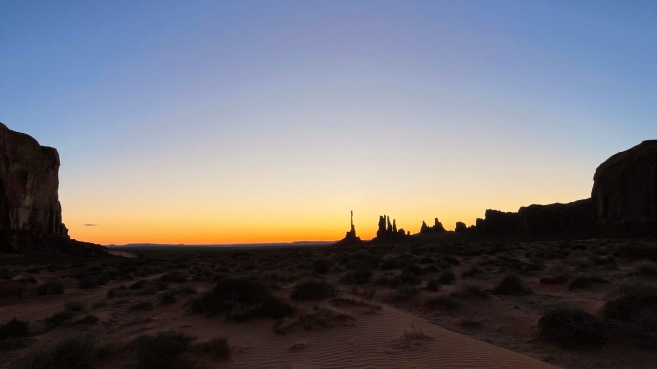 monument_valley_sunrise_hike_
