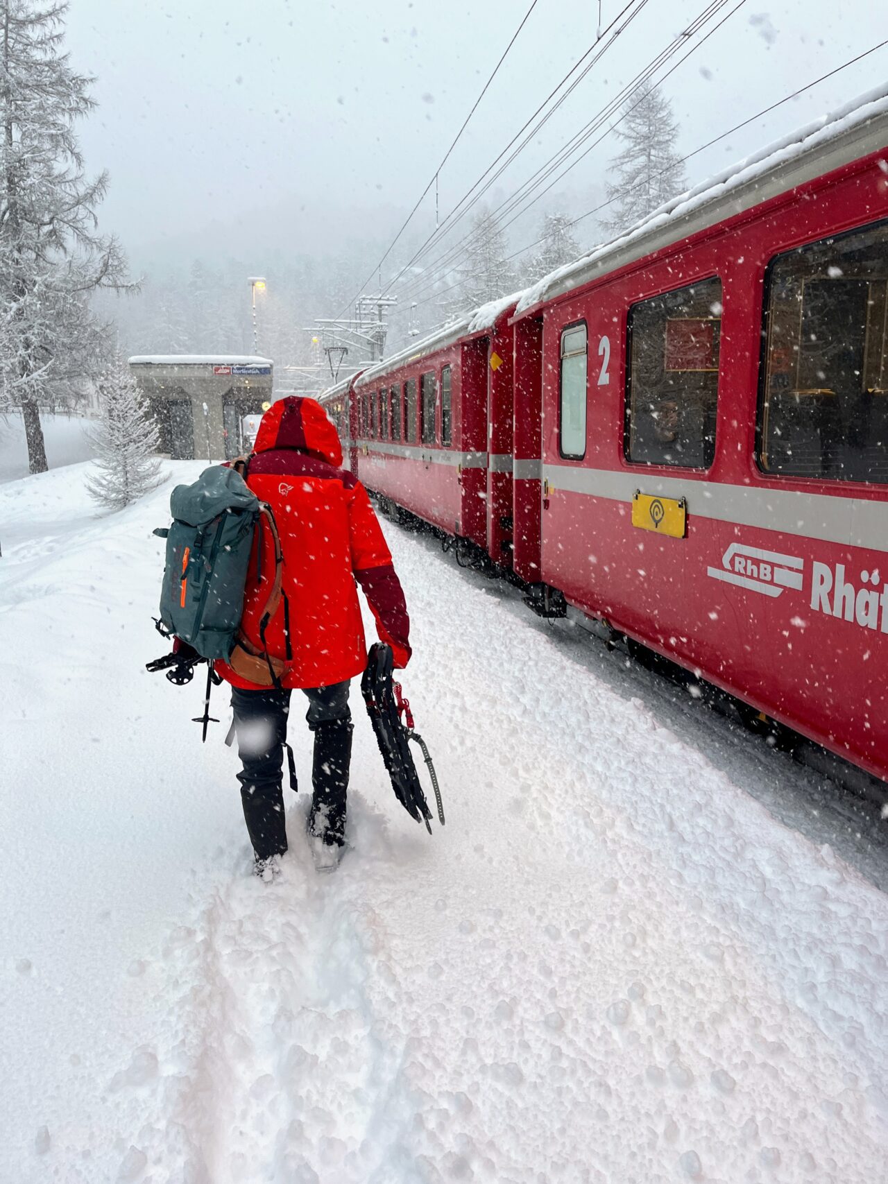 schneeschuhwanderung_gletscherhoehle_morteratschgletscher_