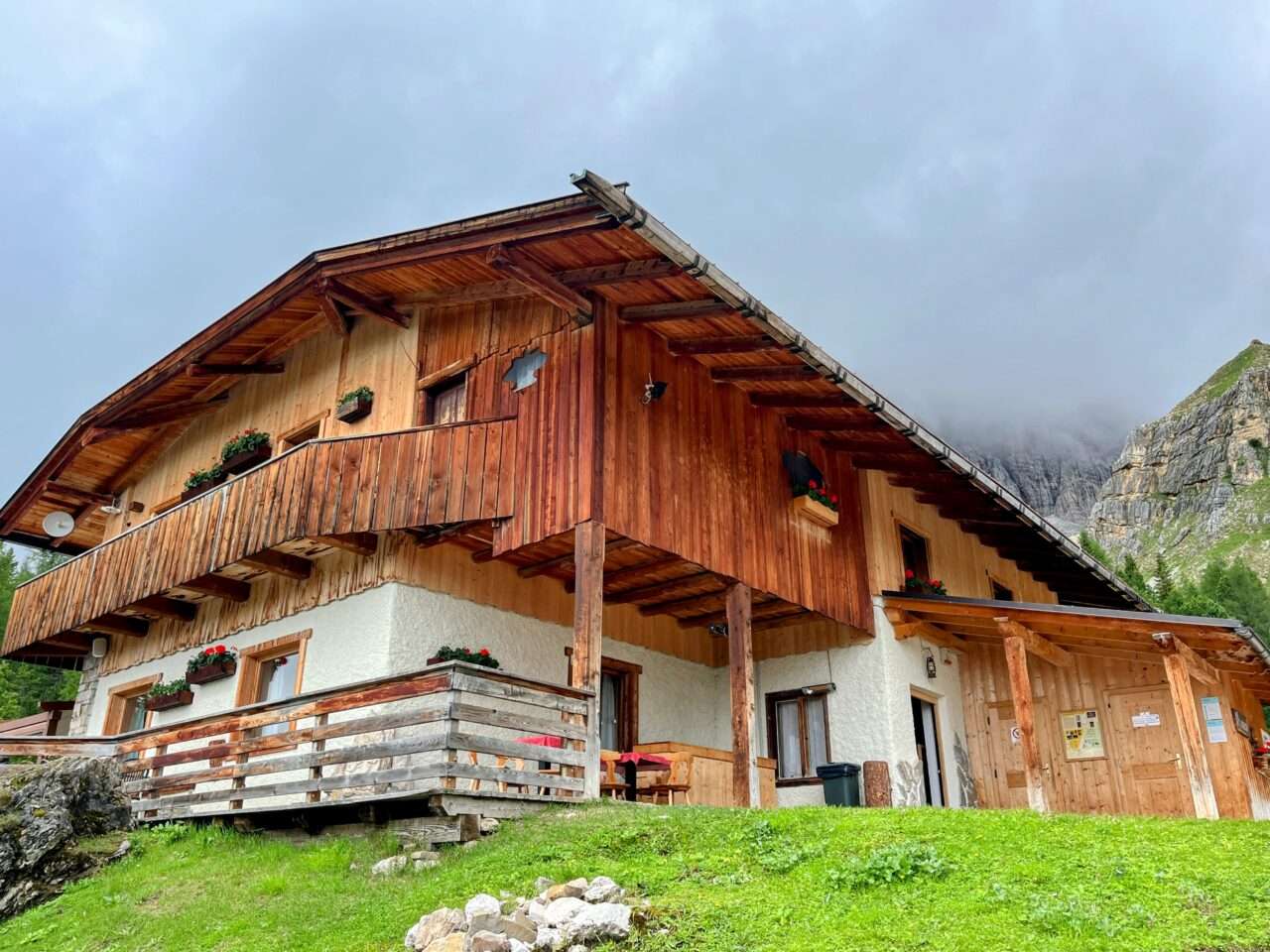 wanderung_dolomiten_hoehenweg_1_etappe_4_rifugio_lagazuoi_rifugio_cinque_torri_