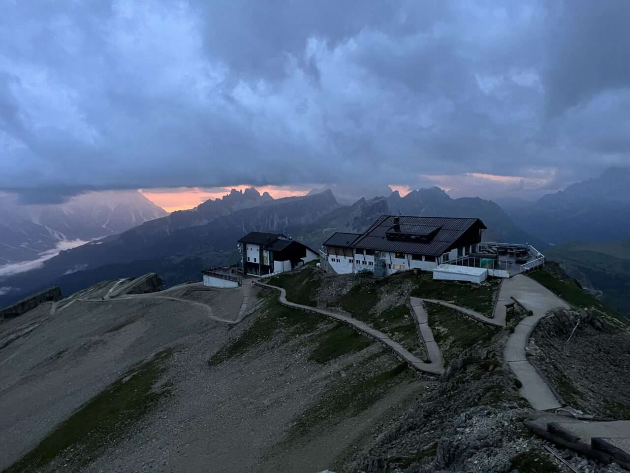 wanderung_dolomiten_hoehenweg_1_etappe_4_rifugio_lagazuoi_rifugio_cinque_torri_